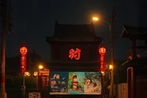 幕后《配音间手记》封面：防喷罩后的麦克风与台本